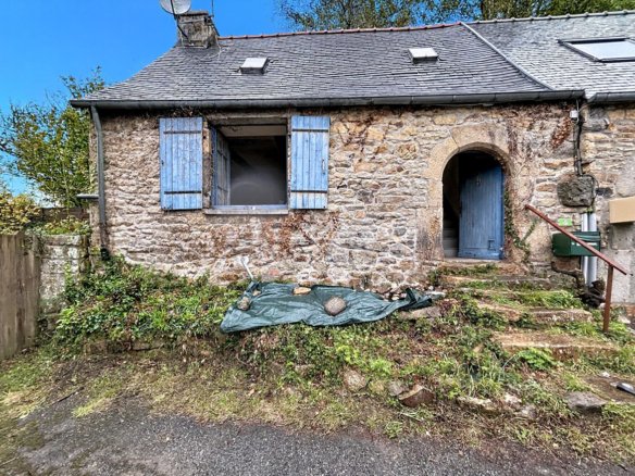 LOGONNA-DAOULAS : Dans le bourg, en impasse, jolie maison en pierre de 1650 à rénover