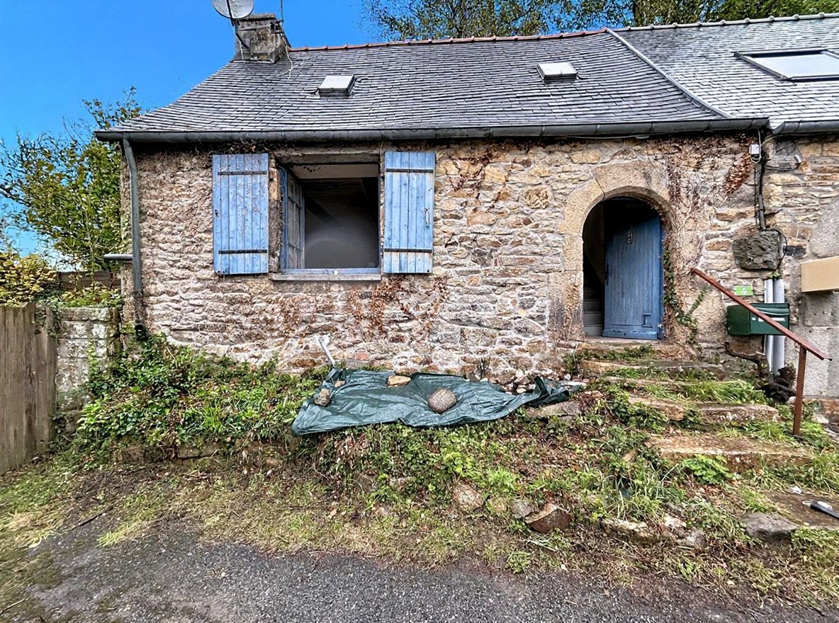 LOGONNA-DAOULAS : Dans le bourg, en impasse, jolie maison en pierre de 1650 à rénover