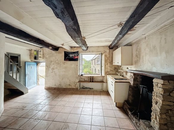 LOGONNA-DAOULAS : Dans le bourg, en impasse, jolie maison en pierre de 1650 à rénover