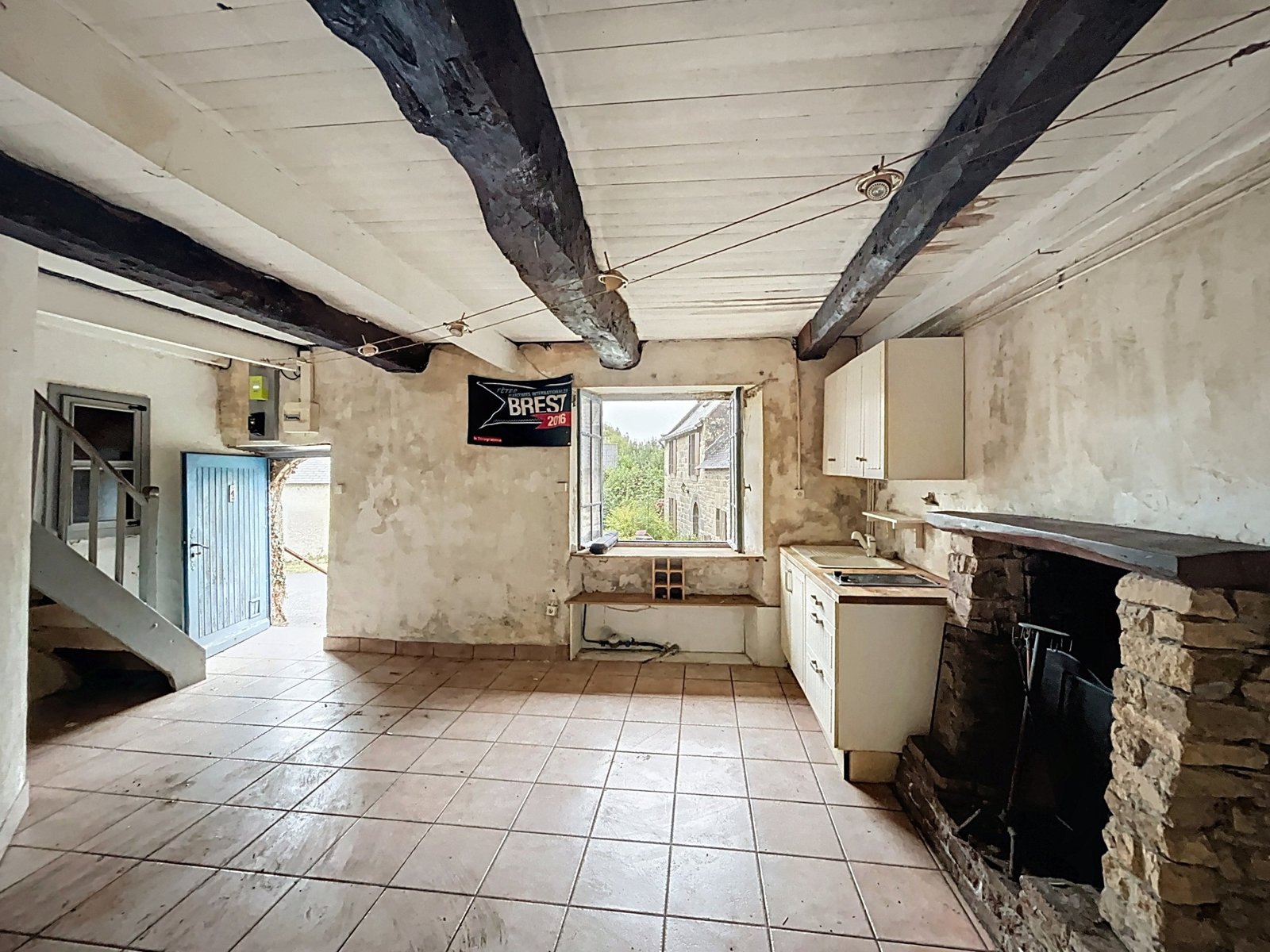 LOGONNA-DAOULAS : Dans le bourg, en impasse, jolie maison en pierre de 1650 à rénover