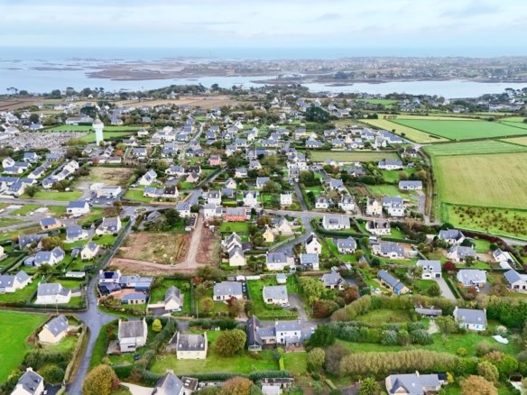LANDÉDA : proche mer, jolie maison en pierres atypique