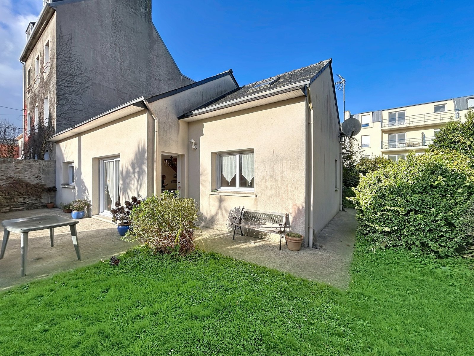BREST QUATRE MOULINS : Jolie maison contemporaine de 94m2 avec double garage à rénover