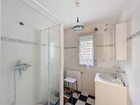 BREST QUATRE MOULINS : Jolie maison contemporaine de 94m2 avec double garage à rénover