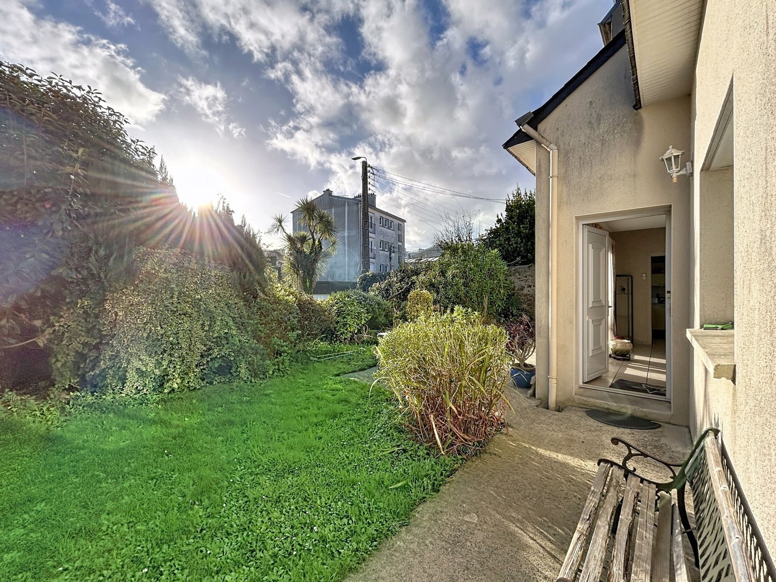 BREST QUATRE MOULINS : Jolie maison contemporaine de 94m2 avec double garage à rénover