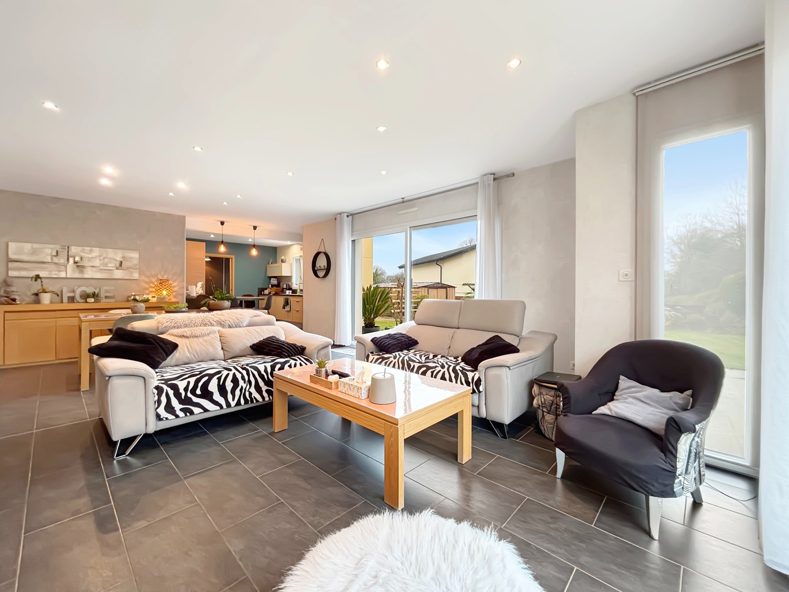 LE RELECQ-KERHUON: BELLE MAISON COMTEMPORAINE DE130m², 4 CHAMBRES