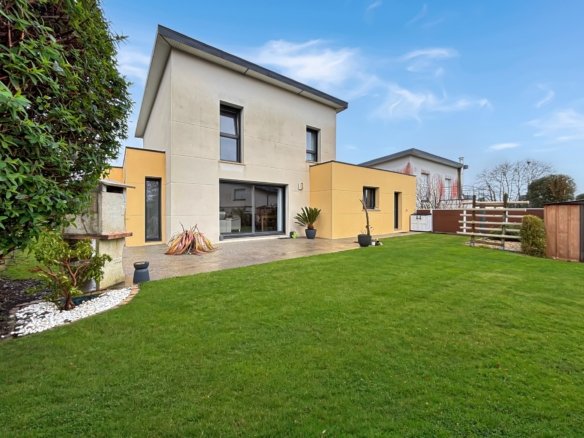 LE RELECQ-KERHUON: BELLE MAISON COMTEMPORAINE DE130m², 4 CHAMBRES