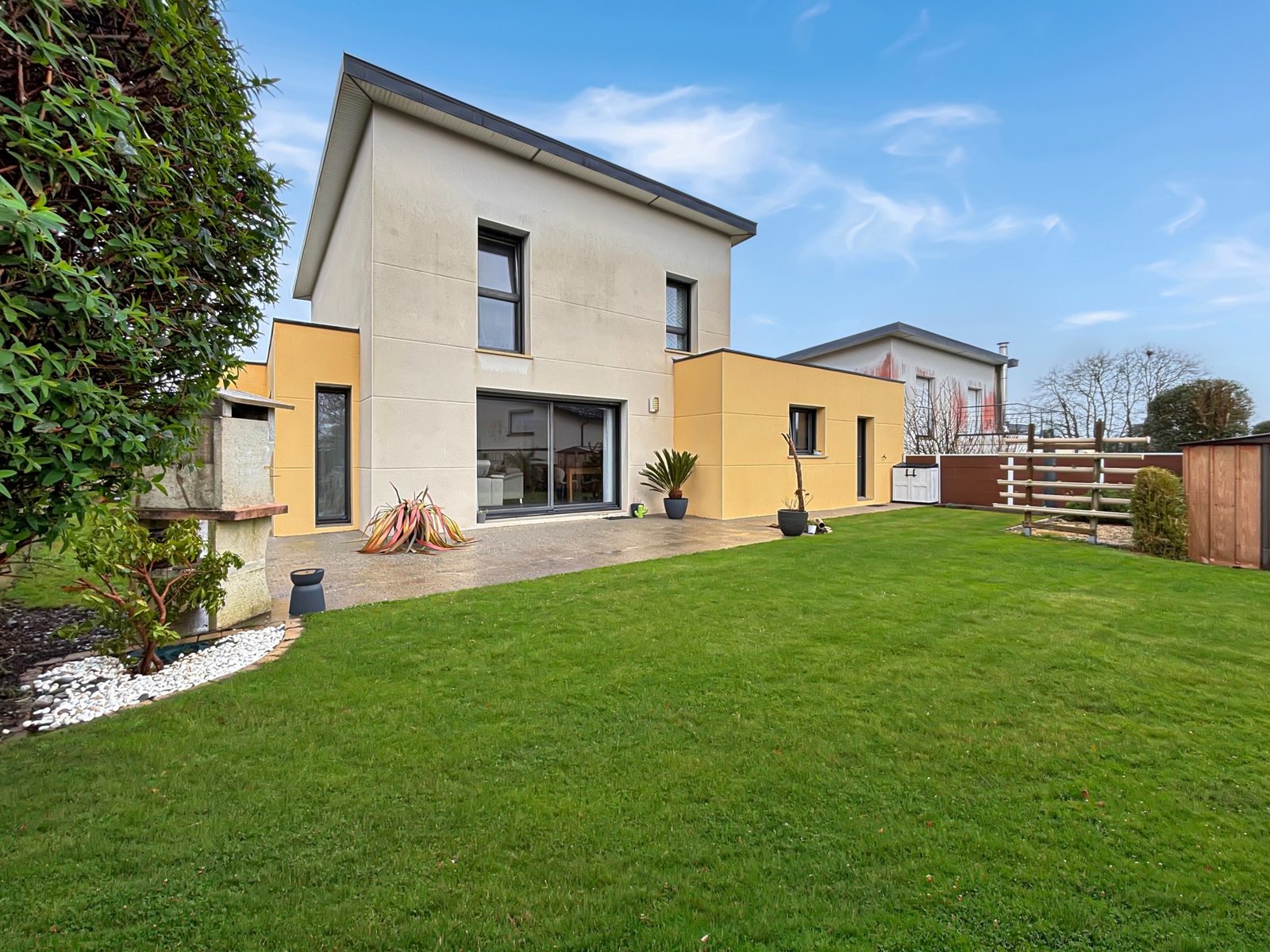 LE RELECQ-KERHUON: BELLE MAISON COMTEMPORAINE DE130m², 4 CHAMBRES