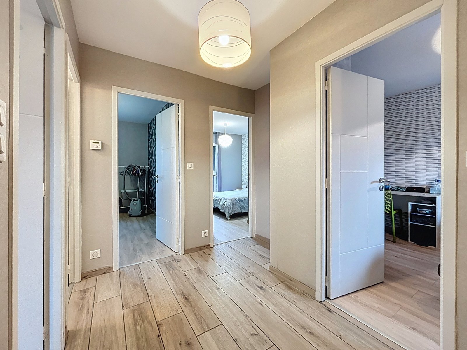 LE RELECQ-KERHUON: BELLE MAISON COMTEMPORAINE DE130m², 4 CHAMBRES