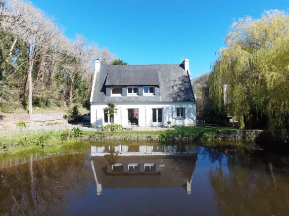 GUILERS : Maison traditionnelle en pierre en bordure d’étang, avec appartement indépendant