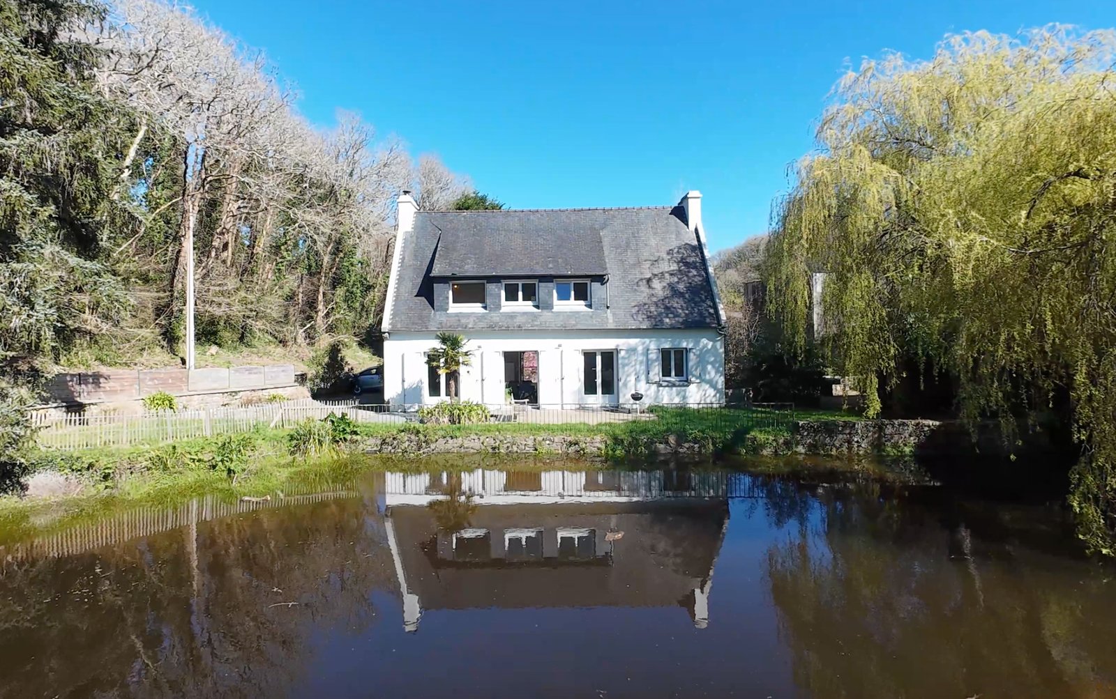 GUILERS : Maison traditionnelle en pierre en bordure d’étang, avec appartement indépendant