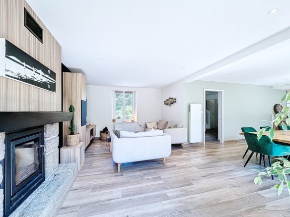 GUILERS : Maison traditionnelle en pierre en bordure d’étang, avec appartement indépendant