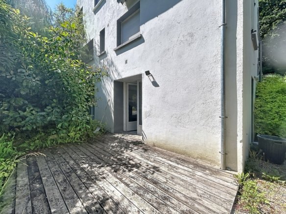 GUILERS : Maison traditionnelle en pierre en bordure d’étang, avec appartement indépendant
