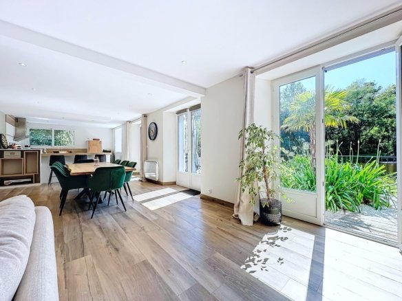 GUILERS : Maison traditionnelle en pierre en bordure d’étang, avec appartement indépendant