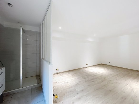 GUILERS : Maison traditionnelle en pierre en bordure d’étang, avec appartement indépendant