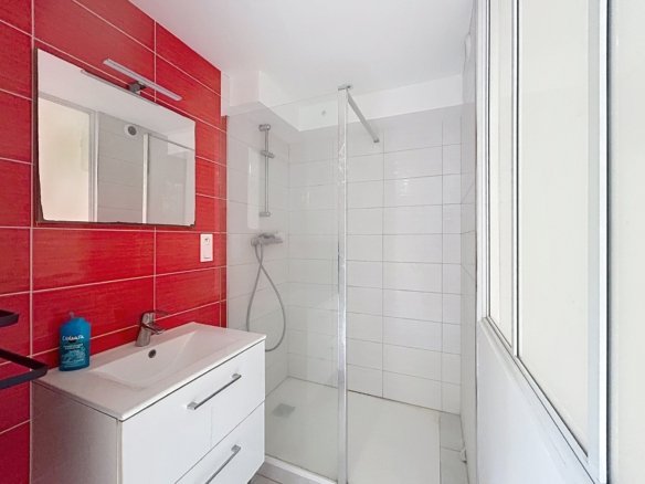GUILERS : Maison traditionnelle en pierre en bordure d’étang, avec appartement indépendant