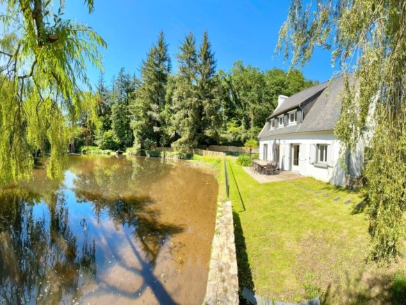 GUILERS : Maison traditionnelle en pierre en bordure d’étang, avec appartement indépendant