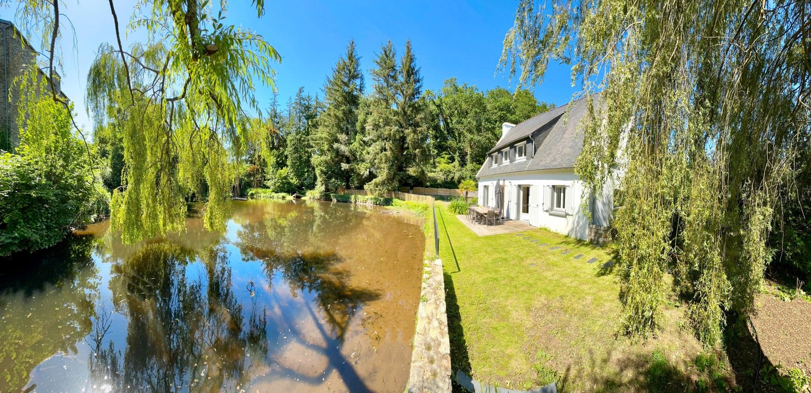 GUILERS : Maison traditionnelle en pierre en bordure d’étang, avec appartement indépendant