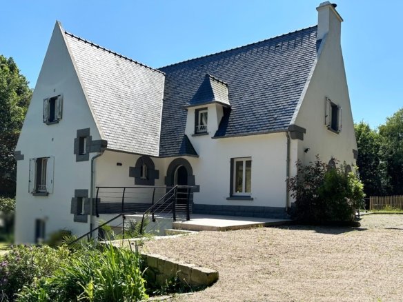 GUILERS : Maison traditionnelle en pierre en bordure d’étang, avec appartement indépendant