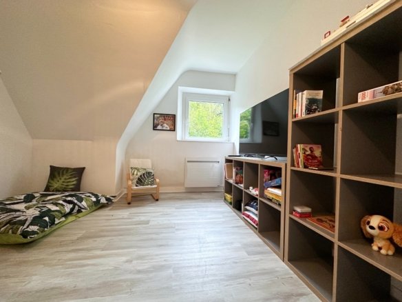 GUILERS : Maison traditionnelle en pierre en bordure d’étang, avec appartement indépendant