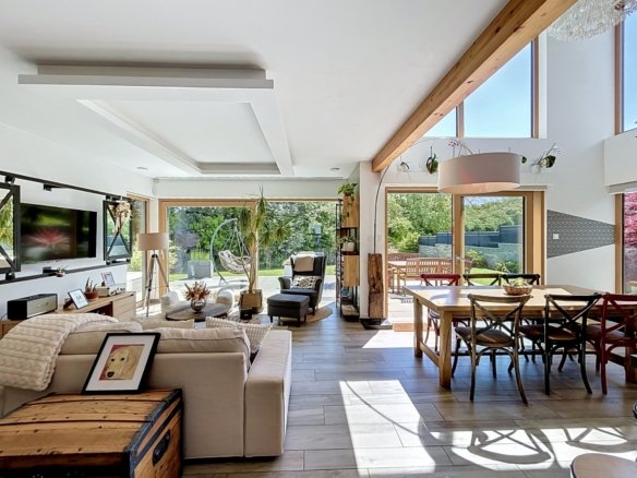 GUILERS : Maison aux lignes contemporaines à tendance passive