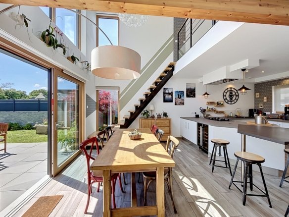 GUILERS : Maison aux lignes contemporaines à tendance passive
