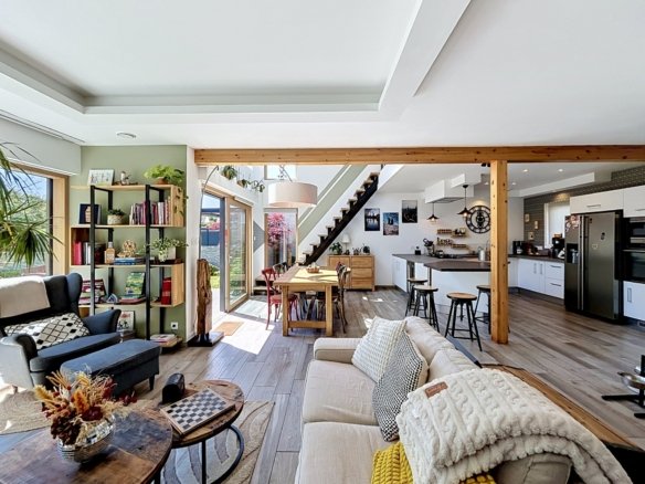 GUILERS : Maison aux lignes contemporaines à tendance passive