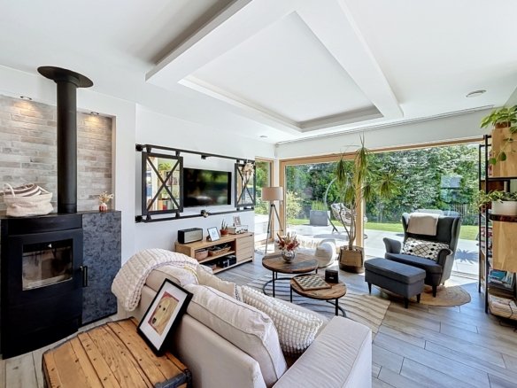 GUILERS : Maison aux lignes contemporaines à tendance passive