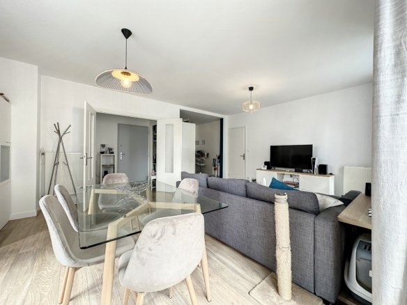 COUR DAJOT: Charmant appartement T3 avec deux chambres et balcon
