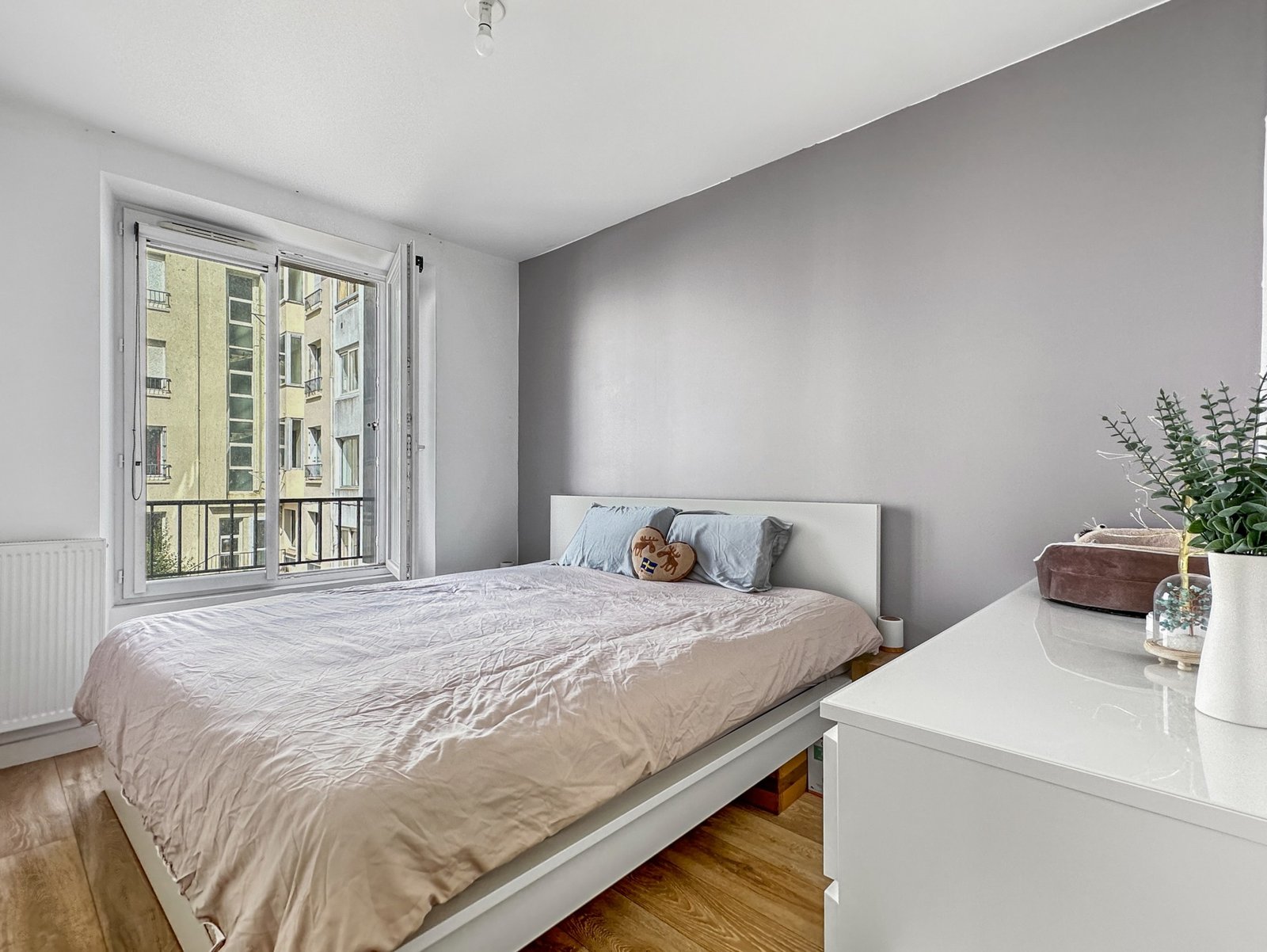 COUR DAJOT: Charmant appartement T3 avec deux chambres et balcon