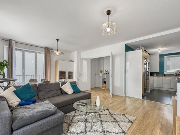 COUR DAJOT: Charmant appartement T3 avec deux chambres et balcon