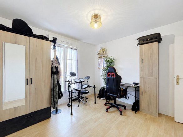 SAINT-RENAN : A LOUER EN MEUBLÉ, JOLI T3 AVEC BALCON ET GARAGE