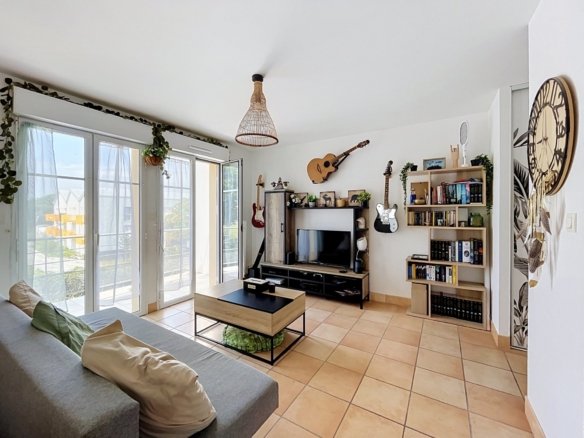 SAINT-RENAN : A LOUER EN MEUBLÉ, JOLI T3 AVEC BALCON ET GARAGE
