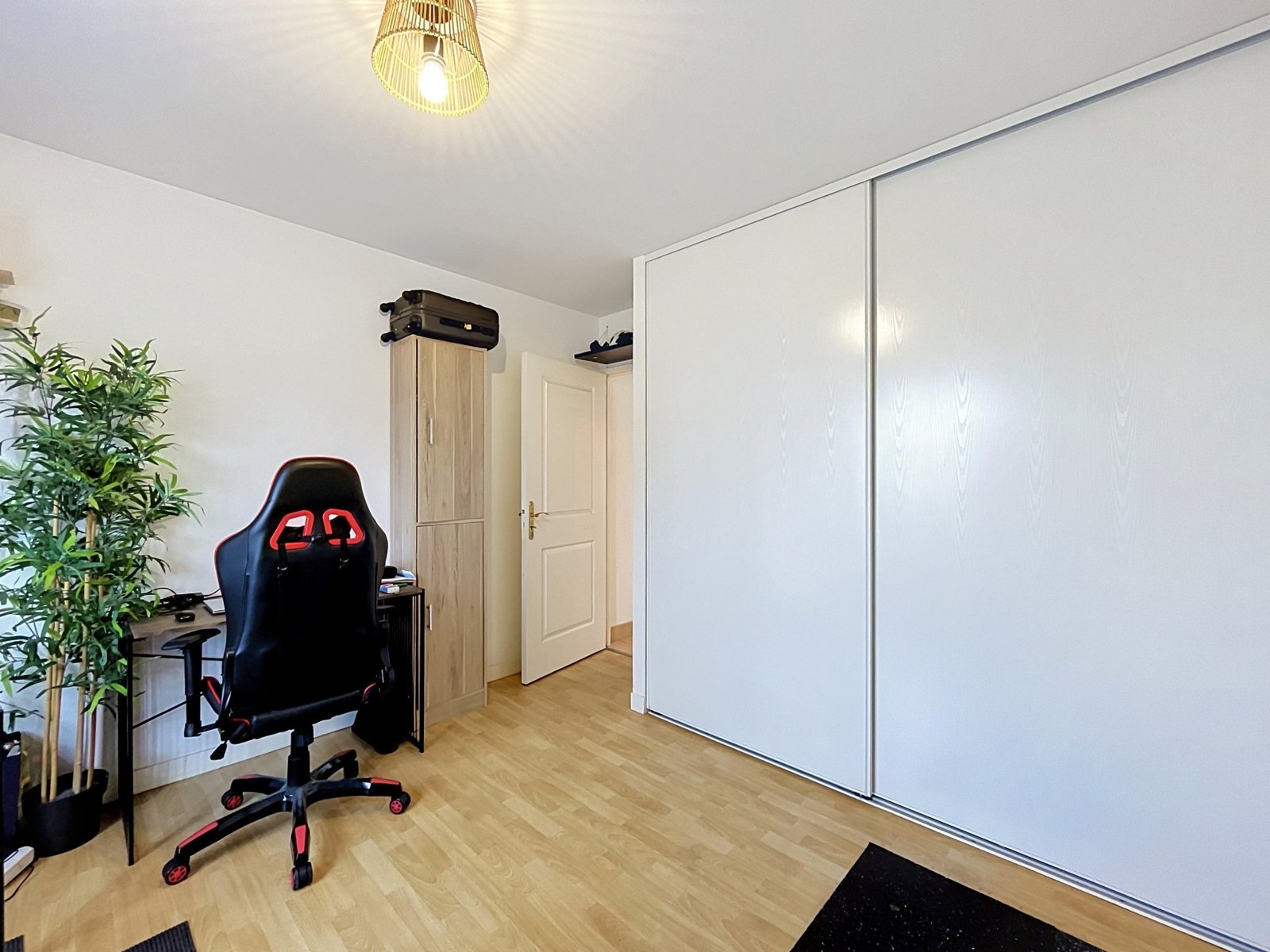 SAINT-RENAN : A LOUER EN MEUBLÉ, JOLI T3 AVEC BALCON ET GARAGE