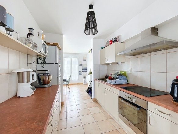 SAINT-RENAN : A LOUER EN MEUBLÉ, JOLI T3 AVEC BALCON ET GARAGE