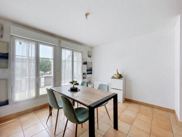 SAINT-RENAN : A LOUER EN MEUBLÉ, JOLI T3 AVEC BALCON ET GARAGE