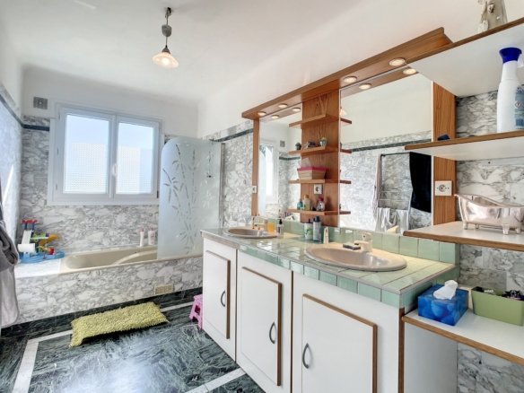 GUILERS : propriété avec maison 12 pièces  7 chambres sur une parcelle de 10390 m2