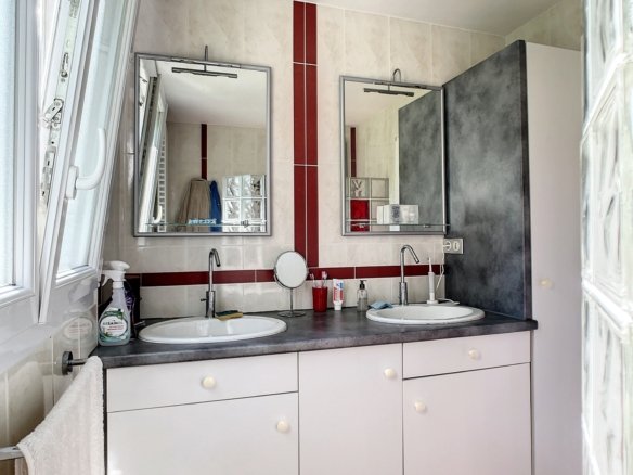 GUILERS : propriété avec maison 12 pièces  7 chambres sur une parcelle de 10390 m2