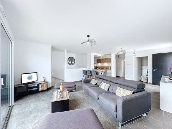 EXCLUSIVITÉ : APERCU MER, MAISON RECENTE AVEC 3 CHAMBRES, TERRASSE, PARKING ET JARDIN