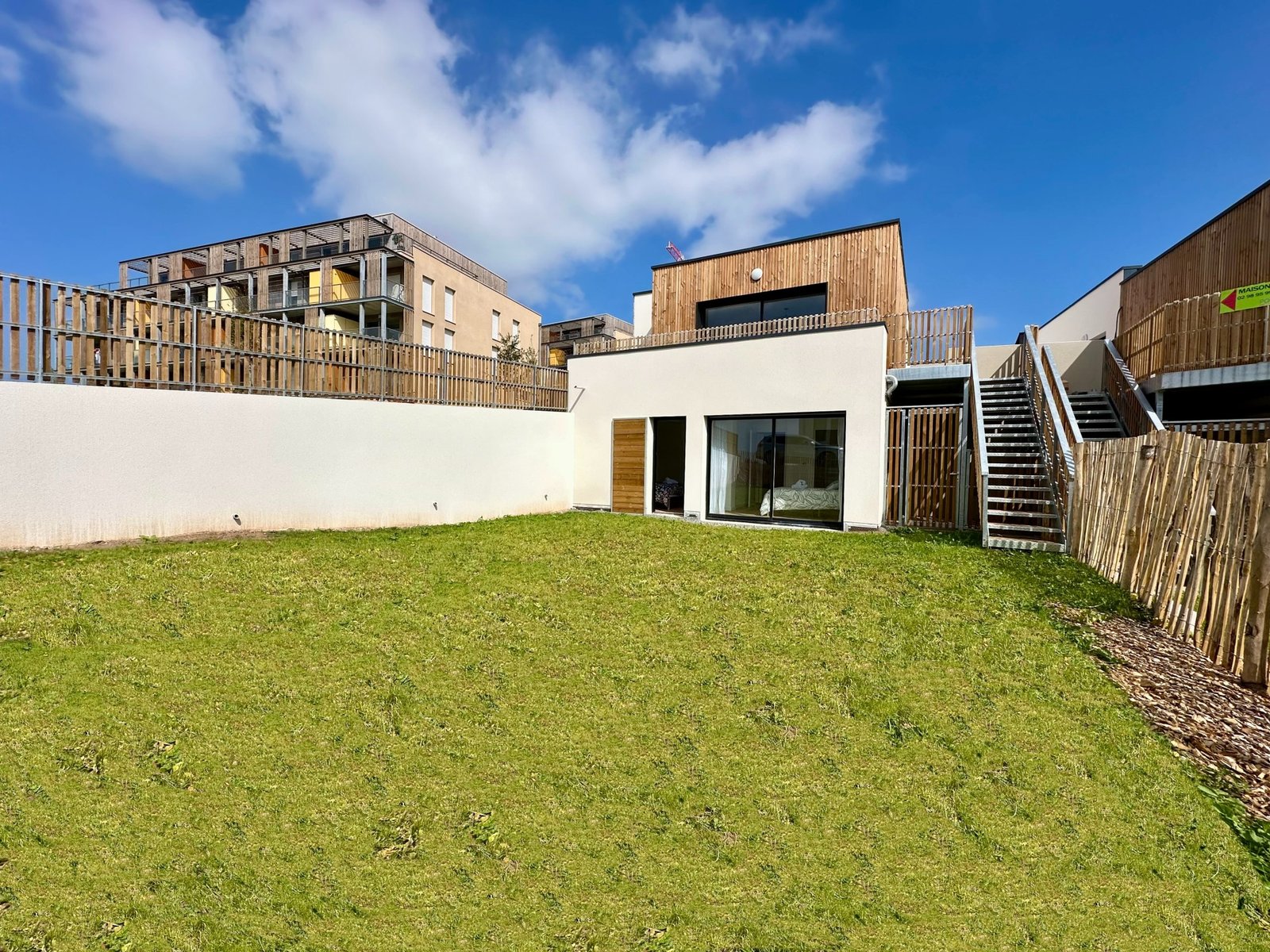 EXCLUSIVITÉ : APERCU MER, MAISON RECENTE AVEC 3 CHAMBRES, TERRASSE, PARKING ET JARDIN