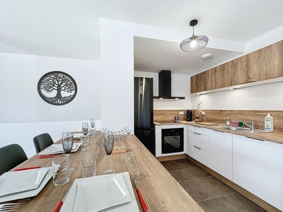 EXCLUSIVITÉ : APERCU MER, MAISON RECENTE AVEC 3 CHAMBRES, TERRASSE, PARKING ET JARDIN