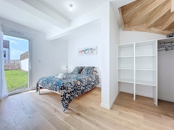 EXCLUSIVITÉ : APERCU MER, MAISON RECENTE AVEC 3 CHAMBRES, TERRASSE, PARKING ET JARDIN