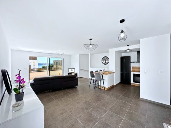EXCLUSIVITÉ : APERCU MER, MAISON RECENTE AVEC 3 CHAMBRES, TERRASSE, PARKING ET JARDIN