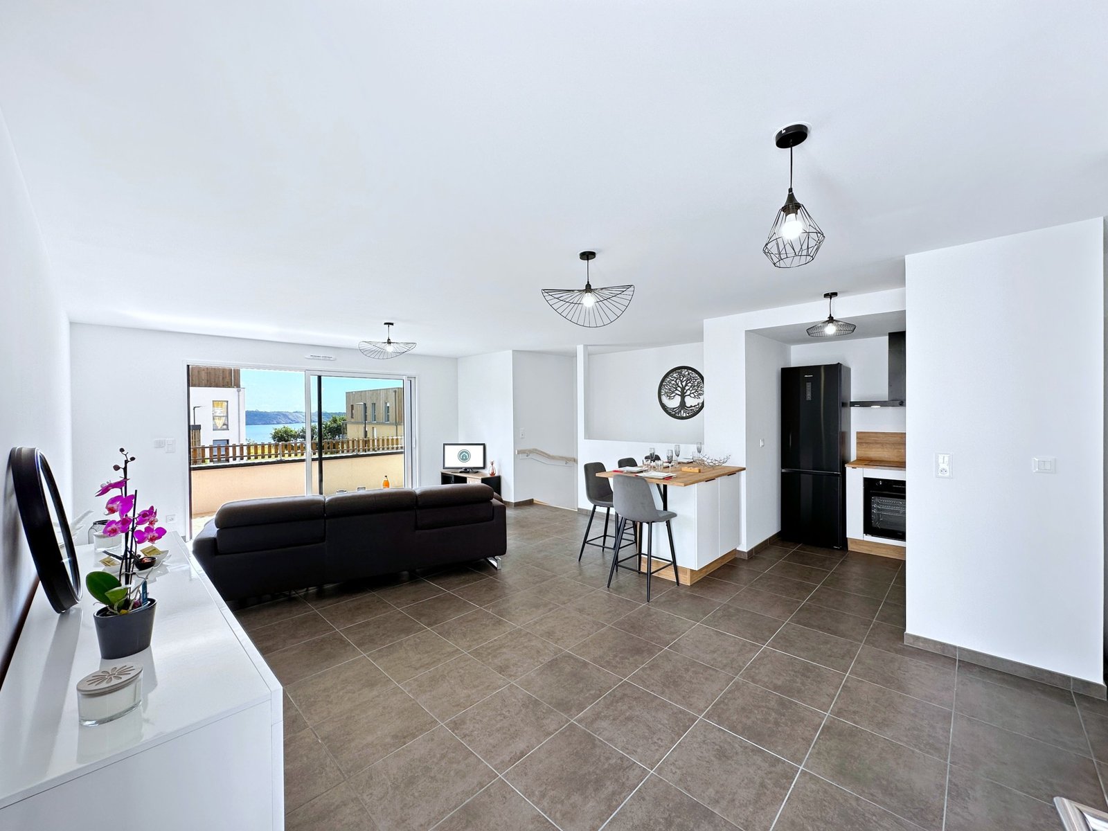 EXCLUSIVITÉ : APERCU MER, MAISON RECENTE AVEC 3 CHAMBRES, TERRASSE, PARKING ET JARDIN