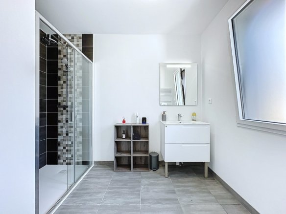 EXCLUSIVITÉ : APERCU MER, MAISON RECENTE AVEC 3 CHAMBRES, TERRASSE, PARKING ET JARDIN