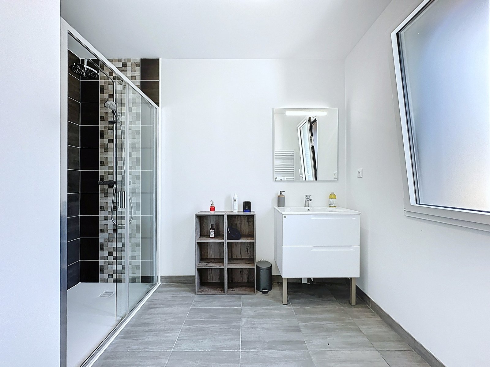 EXCLUSIVITÉ : APERCU MER, MAISON RECENTE AVEC 3 CHAMBRES, TERRASSE, PARKING ET JARDIN