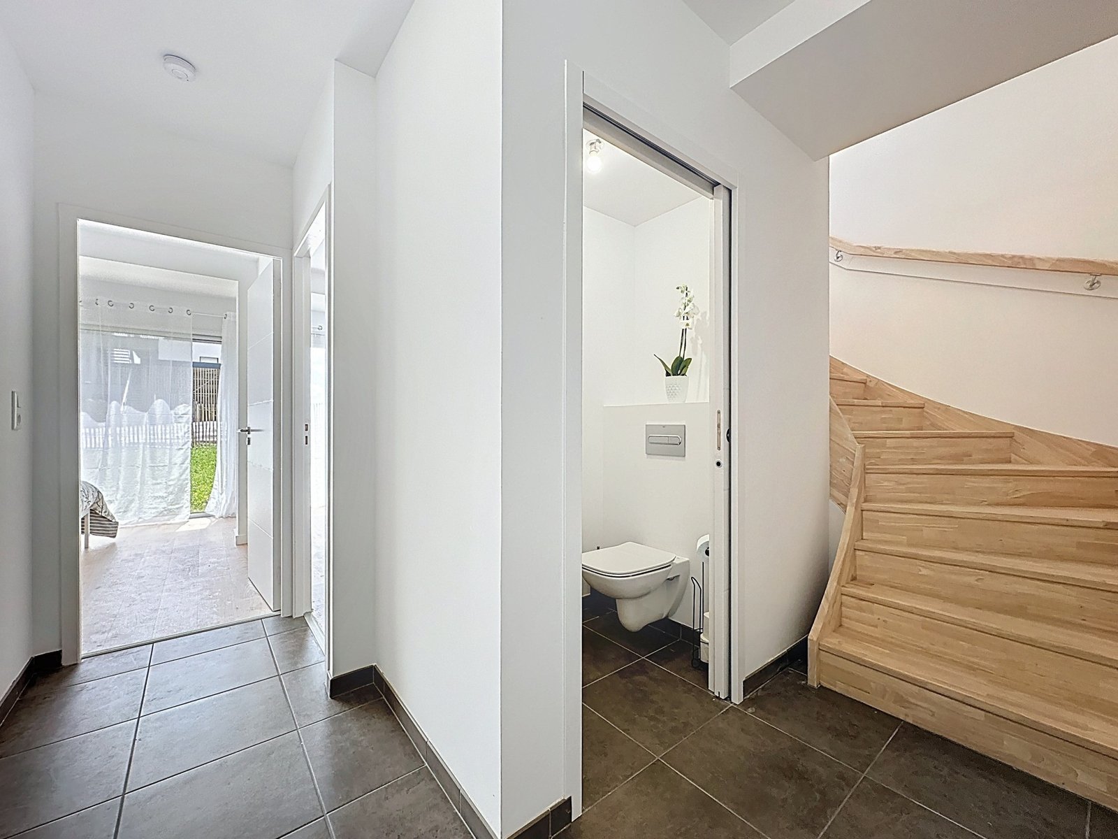 EXCLUSIVITÉ : APERCU MER, MAISON RECENTE AVEC 3 CHAMBRES, TERRASSE, PARKING ET JARDIN