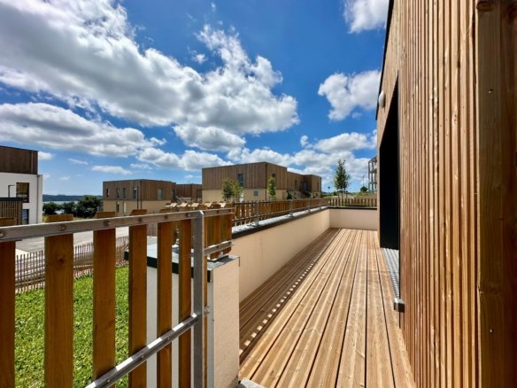 EXCLUSIVITÉ : APERCU MER, MAISON RECENTE AVEC 3 CHAMBRES, TERRASSE, PARKING ET JARDIN