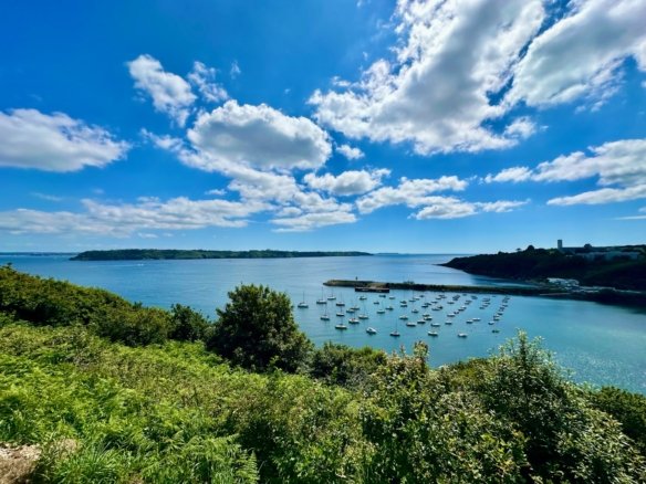 EXCLUSIVITÉ : APERCU MER, MAISON RECENTE AVEC 3 CHAMBRES, TERRASSE, PARKING ET JARDIN