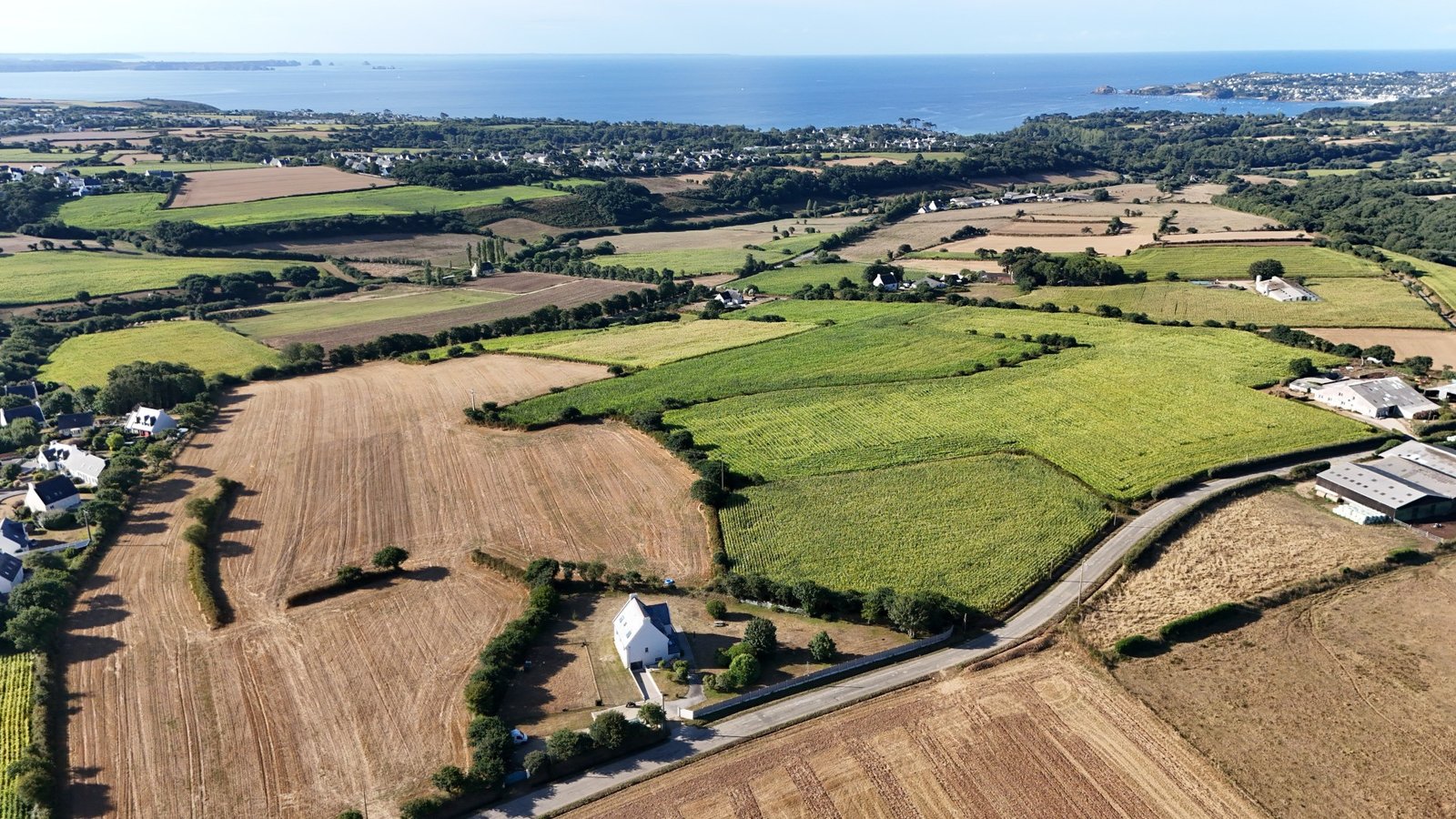 c4221-b3431435-r8941-50148 Villa T8 rénové avec et sa vue dégagée et sur la mer aucun voisins à proximité immédiate