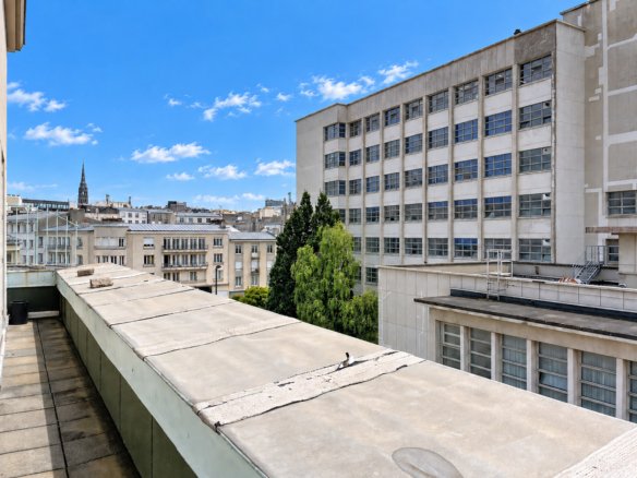 HYPER CENTRE : CHARMANT APPARTEMENT T2 DE 56 M² AVEC BALCON AU DERNIER ÉTAGE